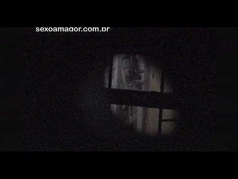 ❤️ Плавушу тајно снима воајер из комшилука скривен иза шупљих цигли Супер секс код нас
